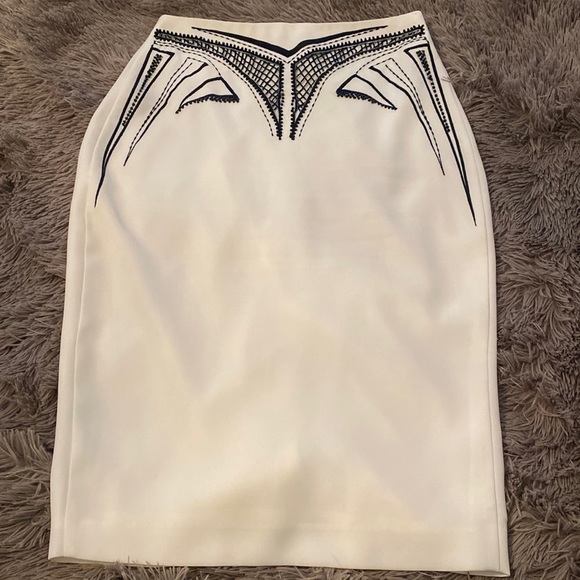 ivory with black beads - Picture 1 of 17